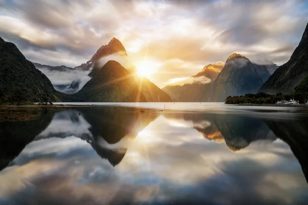 Όμορφη ανατολή του ηλίου στο Milford Sound, Νέα Ζηλανδία — Φωτογραφία Αρχείου