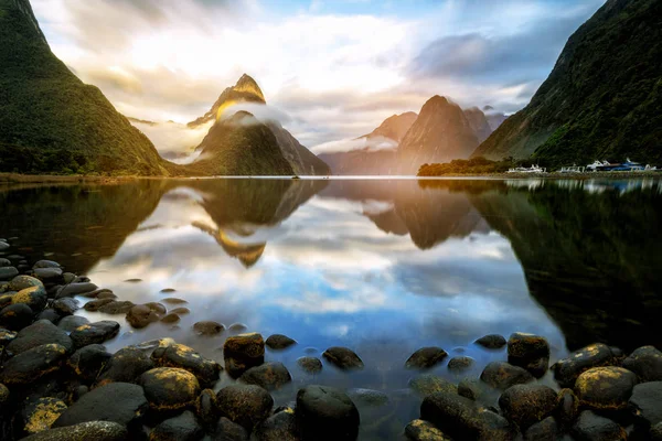 Nascer do sol bonito em Milford Sound, Nova Zelândia — Fotografia de Stock