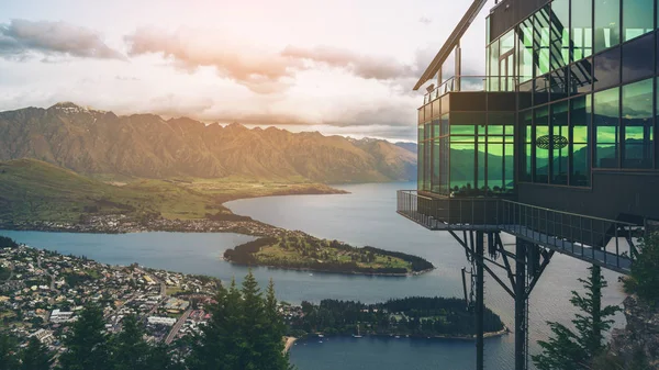 Queenstown, Yeni Zelanda panoramik görünümü.