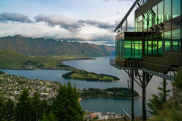 Queenstown, Yeni Zelanda panoramik görünümü.