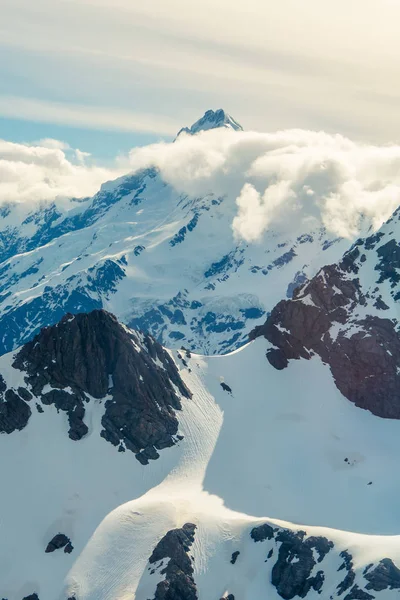 Kış manzarası kar dağ aralığının
