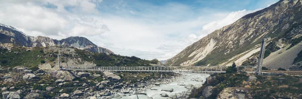 Vista panorâmica da paisagem fluvial e montanhosa — Fotografia de Stock