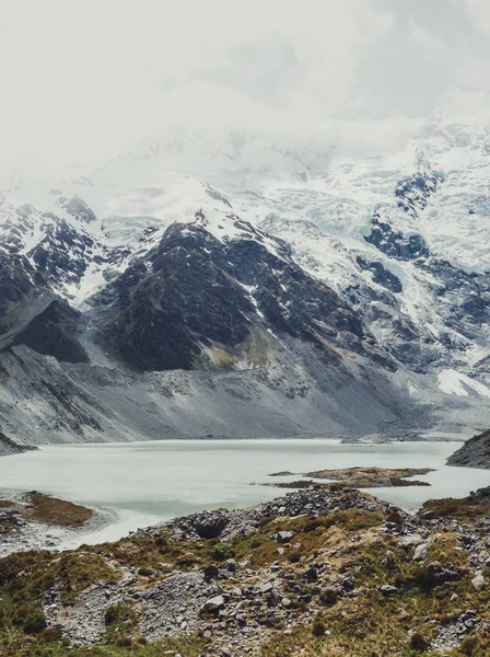 Dağlar, göller ve çayır peyzaj