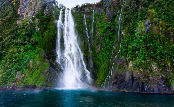 Stirling Falls op Milford Sound in Nieuw-Zeeland — Stockfoto