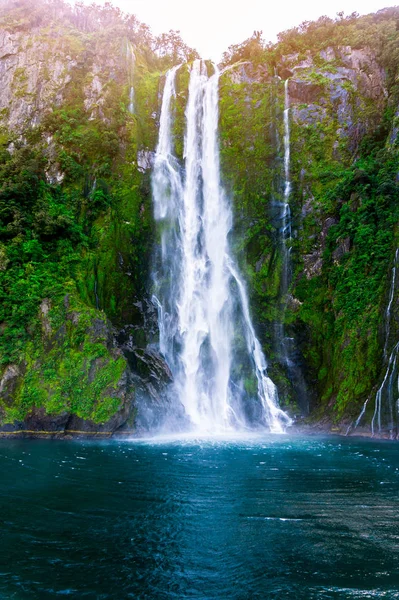 Stirling Falls op Milford Sound in Nieuw-Zeeland — Stockfoto