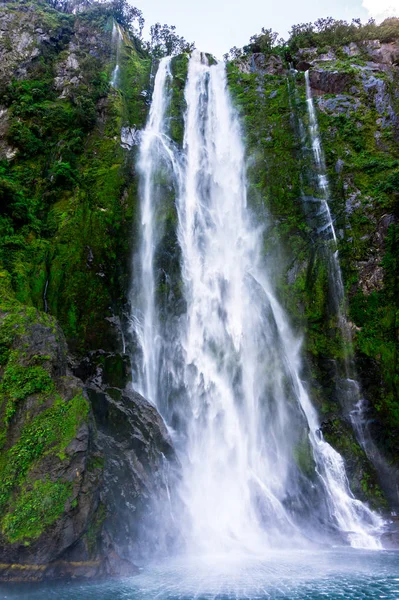 Stirling Falls op Milford Sound in Nieuw-Zeeland — Stockfoto