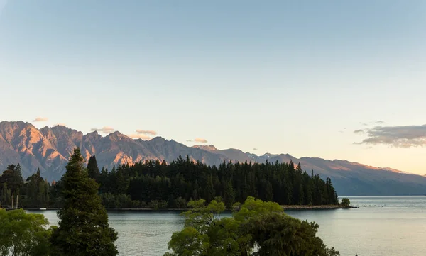 Jezero a horské scenérie v Queenstown — Stock fotografie