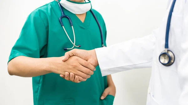 Médicos dándose la mano. Trabajo en equipo de médicos . — Foto de Stock