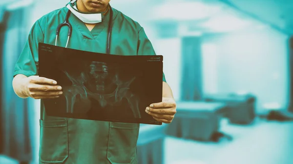 Хирург смотрит рентгеновские снимки . — стоковое фото