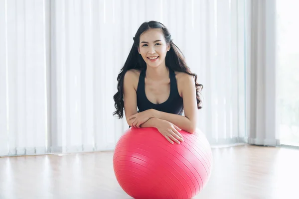 Mujer sana con balón en forma en gimnasio o clase de yoga . —  Fotos de Stock