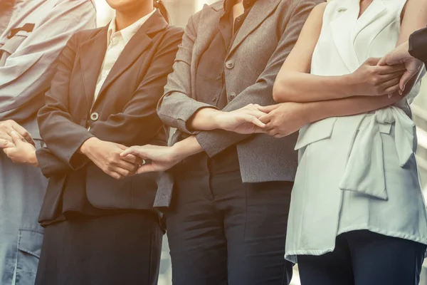 Empresarios tomados de la mano mostrando trabajo en equipo . —  Fotos de Stock