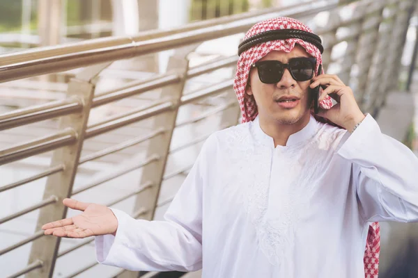 Hombre árabe en el teléfono — Foto de Stock