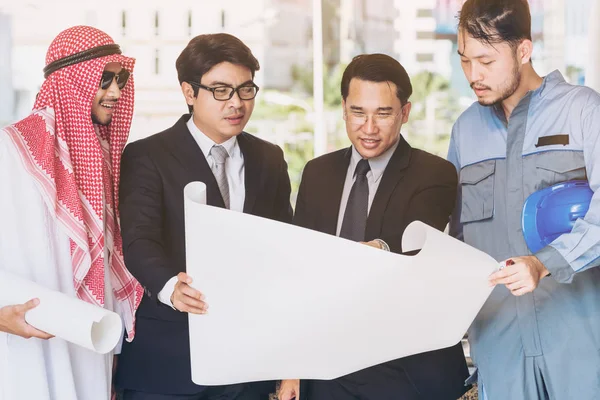 工程师、 商人和阿拉伯男人遇见 — 图库照片