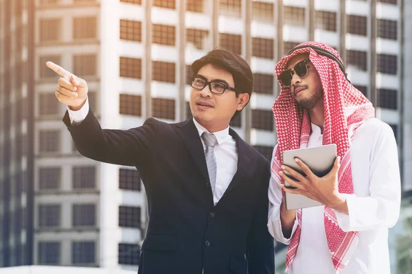 Arap adam ve iş tartışma dostum