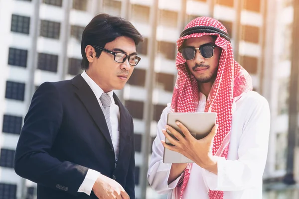 Arap adam ve iş tartışma dostum