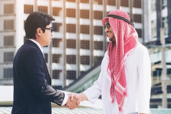 Arap adam ve işadamı el sıkışma