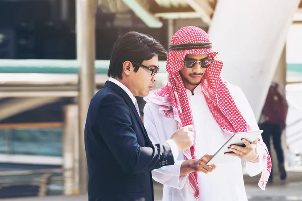 Arap adam ve iş tartışma dostum