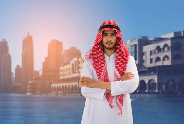 Hombre árabe, empresario en el fondo de la ciudad — Foto de Stock