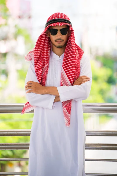 Arap adam ya da işadamı silah geçti