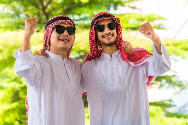 Hombre árabe exitoso sonriendo con felicidad — Foto de Stock