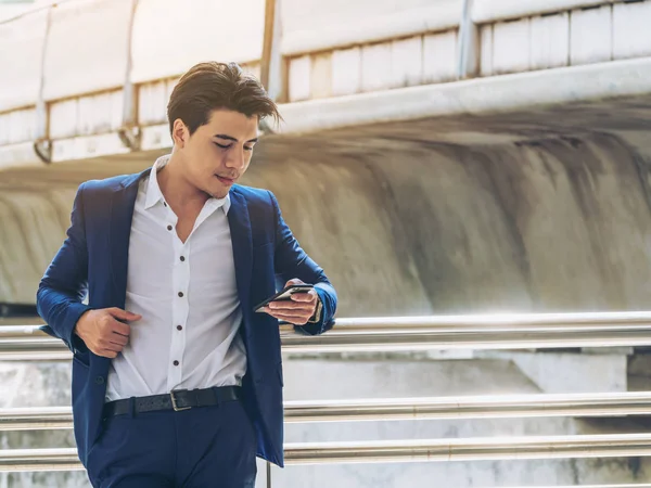 Akıllı telefon kullanan bir iş adamı.