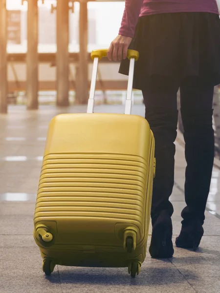 空港の通路で女性旅行者。旅行の概念. — ストック写真