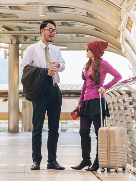 Havaalanı yürüme yürümek çift gezginler