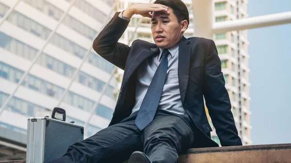 Umutsuz işadamı umutsuzca merdiven yere oturmak