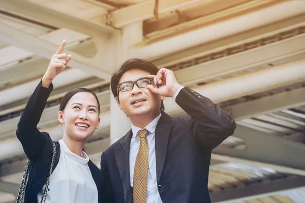 Mutlu iş adamı ve telefon arayan kadın