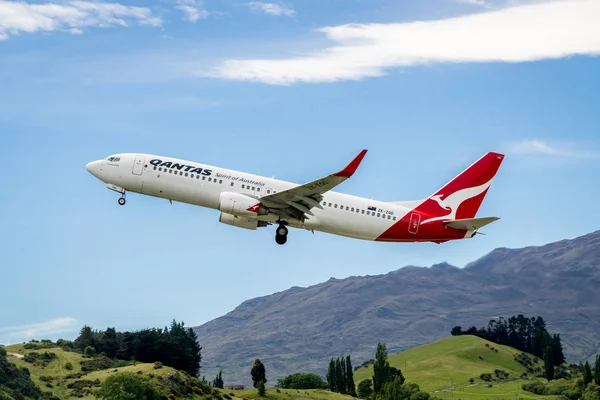 Avião da Qantas Airways descola do aeroporto — Fotografia de Stock