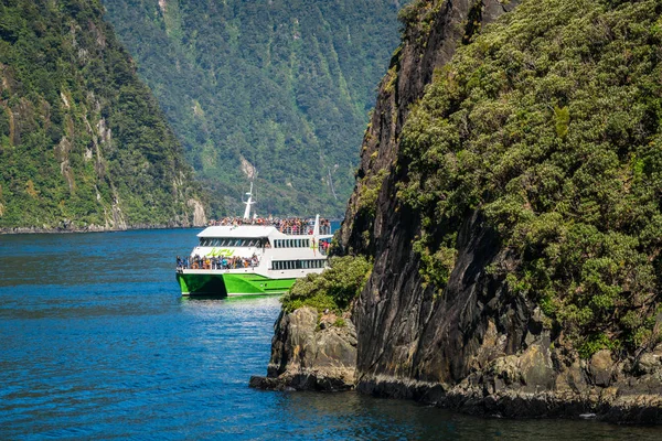 Rejsy łodzią w Milford Sound, Nowa Zelandia — Zdjęcie stockowe