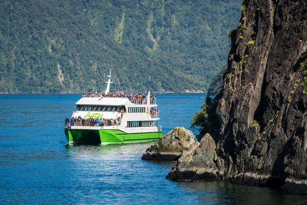 Rejsy łodzią w Milford Sound, Nowa Zelandia — Zdjęcie stockowe