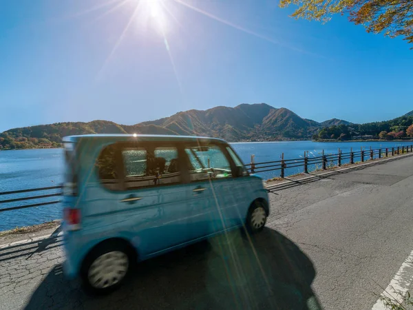 Eko araba göl ve dağ yakınındaki yolda