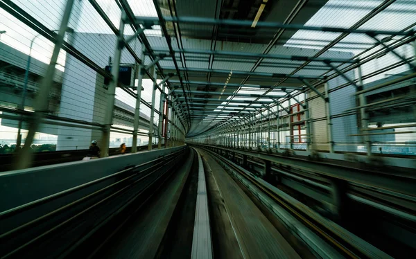 Zug fährt mit Bewegungsunschärfe auf Stadtbahn auf — Stockfoto