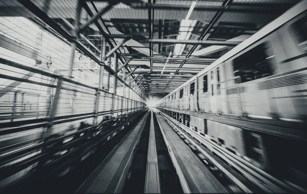 Tren que se mueve en tren de la ciudad con desenfoque de movimiento —  Fotos de Stock