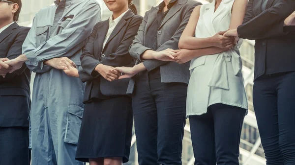 Geschäftsleute halten Händchen und zeigen Teamwork. — Stockfoto