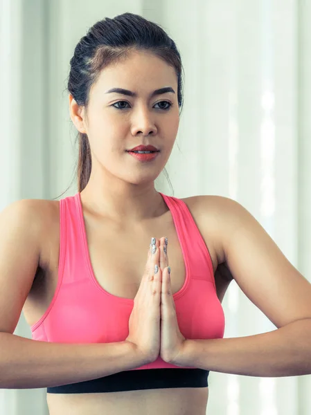 Kobieta praktykowania jogi w siłowni — Zdjęcie stockowe