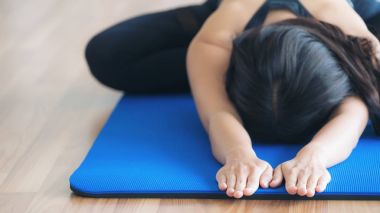 Kadın pratik yoga teşkil spor salonunda