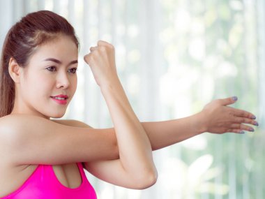 Sportif kadın kol germe yapıyor