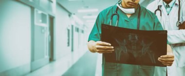 Cerrah ve Doktor Röntgen filmine bakarken.