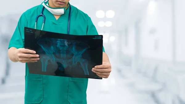 Medico chirurgico guardando film a raggi X . — Foto Stock