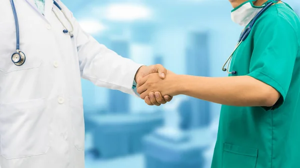 医生握手。医疗人团队合作. — 图库照片