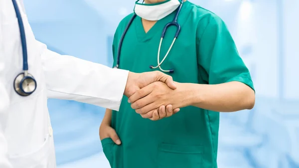 Artsen handen schudden. Medische mensen teamwerk. — Stockfoto