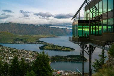 Queenstown, Yeni Zelanda panoramik görünümü.