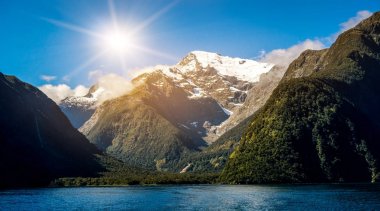 Yeni Zelanda'da göl ve dağ manzarası
