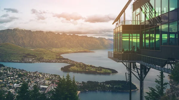 Queenstown, Yeni Zelanda panoramik görünümü.