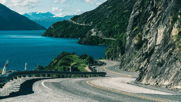 Yol boyunca dağ Cliff ve Lake sarma — Stok fotoğraf