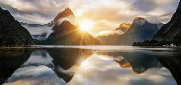 Güzel gündoğumu Milford ses, Yeni Zelanda — Stok fotoğraf