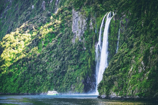 Manzaralı gemi şelaleye yaklaşıyor, Milford Sound..