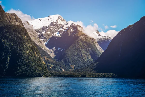 在新西兰的湖和山景观 — 图库照片